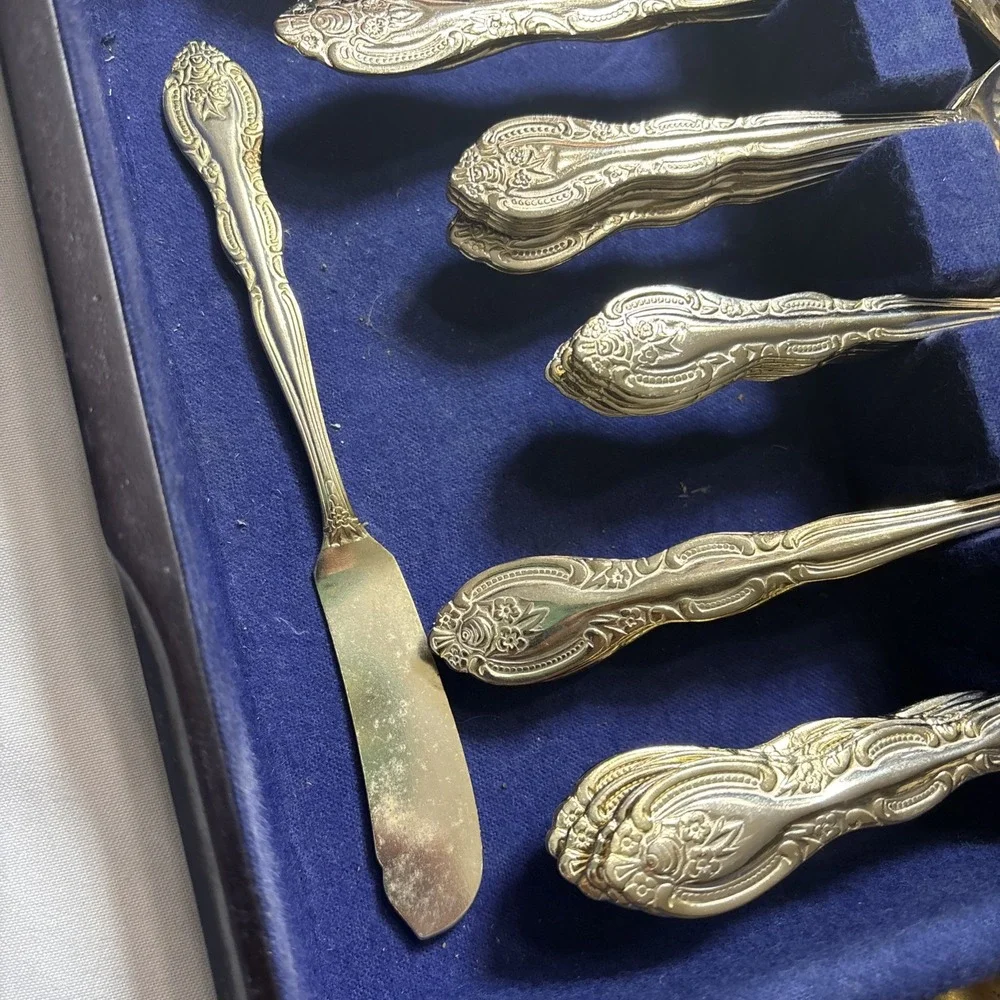 International Silver Company San Marcos 70 Pc 24kt Gold Plated Flatware Set